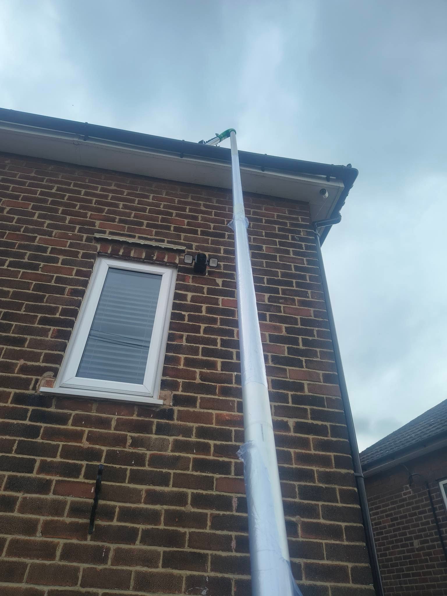 RMS high-reach vacuum pole working at roofline height